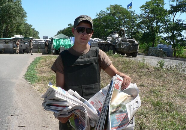 Новость - События - Фоторепортаж: В зоне АТО читают запорожскую прессу