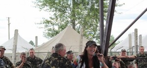 Музыканты харьковской филармонии дали концерт для летчиков