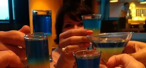В Харькове пили сине-желтые коктейли 