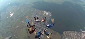 Видеофакт: в небе над Киевом парашютисты совершили патриотический прыжок