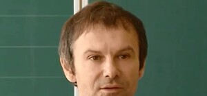 Видеофакт: Вакарчук спел славянским школьникам патриотическую песню