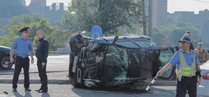 На Новом мосту перевернулась машина