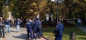 Задержанные коммунисты сидят в милиции, а их друзья через соцсети стягивают людей к стенам райотдела