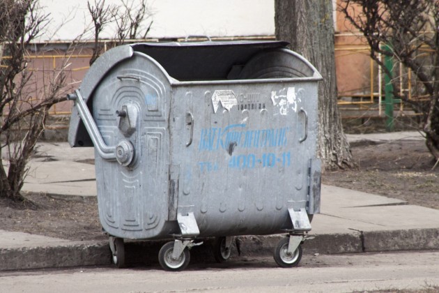 Новость - Люди города - ФОТО: Запорожцы готовы люстрировать Тигипко в мусорном баке