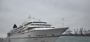 Пятизвездочный круизник застрял в Одессе из-за шторма