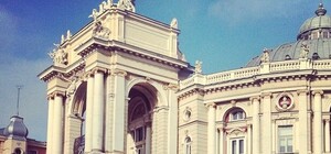 Митинг коммунистов в центре Одессы: бабушки с красными флагами и крики 