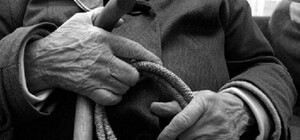 Новые реалии: в Горловке пенсионеры подрались из-за талонов на получение денег