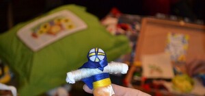 На аукционе продадут куклу-мотанку, сделанную из материалов, привезенных из горячих точек АТО