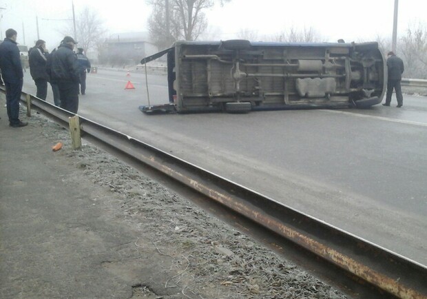 Новость - События - Фото ДТП: В спальном районе перевернулась маршутка