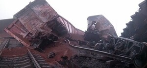 Апокалиптические фото с места взрыва ж/д моста под Запорожьем