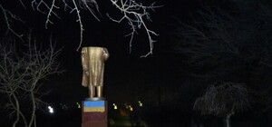 Ленинопад продолжается: в одесском селе обезглавили позолоченного вождя (Фото)