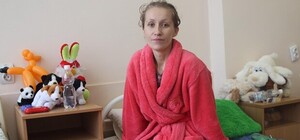 Многодетная мама из Авдеевки который раз пытается убежать от войны: женщина получила тяжелое ранение [Фото]