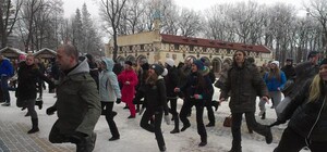 Фотофакт: харьковчане провели зарядку в парке Горького