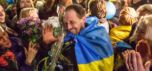 Как на вокзале Киева встречали бойцов, вышедших из Дебальцево