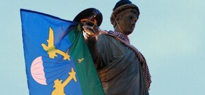 Фотофакт: в Одессе Дюка облачили в тельняшку и вручили знамя ВДВ