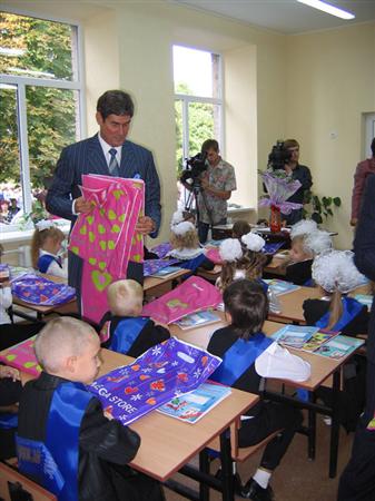 Борис Петров раздавал детям сладости. Фото с сайта Kp.ua.