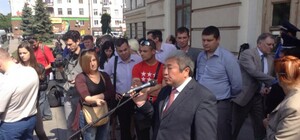 Стресс прошел - готов к переговорам: Мэр вышел к митингующим