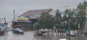 Фотофакт: Запорожье затопило. Машины отправились в плавание