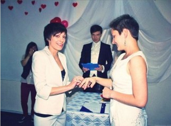 Девушки обменялись кольцами. Фото: genderz.org.ua