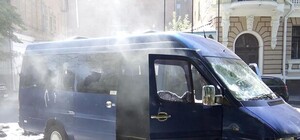 В центре Харькова столкновения – в автобусе охраны Добкина разбили стекла