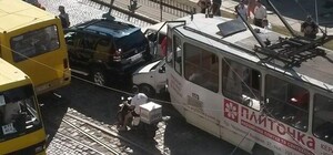 ДТП у Львові: легковик потрапив в лещата між трамваєм і джипом