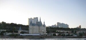 Позолоченный лифт, эксклюзивная мебель и корты: замок Кивалова оценили в 15 млн