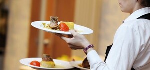 У Львові байкери впіймали дівчат, які наїлися в ресторані й втекли, не розрахувавшись