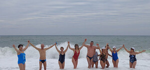 Крымские моржи открыли сезон зимнего плавания