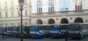 Львівську Ратушу оточили маршрутки: страйкують перевізники