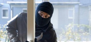 Будь бдителен: в многоэтажках Киева неизвестные воруют стеклопакеты