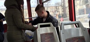 На свій день народження львів'янка влаштувала частування цукерками в трамваї