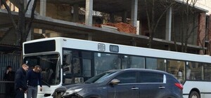 У центрі Львова позашляховик протаранив переповнений автобус (фото)