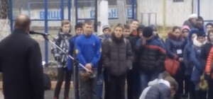 На Західній Україні директор училища змушував студентів ставати на коліна (відео)