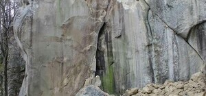 На Західній Україні обвалилась одна зі скель Довбуша (фото)