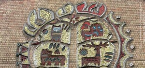 В любой непонятной ситуации рисуй флаг: киевлянин изуродовал мозаику утеплителем