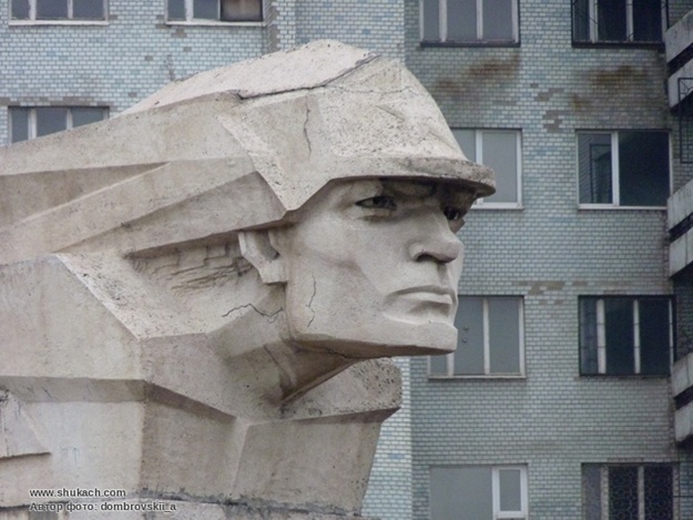 Новость - События - Фантомас без головы: в Запорожье продолжают демонтировать памятник Тревожной молодости