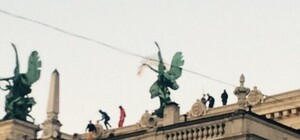 Неповнолітні руфери залізли на дах Оперного театру у Львові (фото, відео)