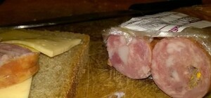 На львівському м'ясокомбінаті розповіли звідки в ковбасі взявся олівець