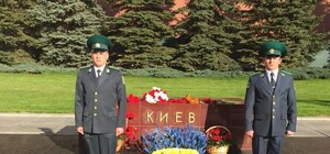 Стелу Киева в Москве украсили желто-голубыми цветами и поставили почетный караул