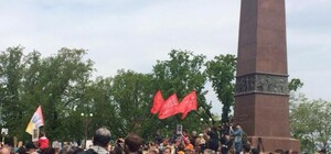 У памятника Неизвестному матросу подняли красные флаги и георгиевские ленты: опубликовано видео