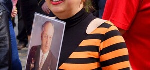 Стиль 9 мая: в Одессе заметили наряды в цвет георгиевской ленты