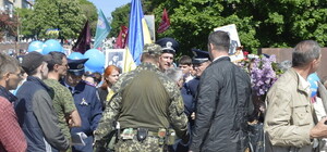 Появилось видео, как полиция разнимала 