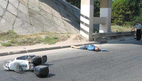 Скутеристы регулярно "отмечаются" в трагических дорожных инцидентах.
Фото http://www.skuterist.ru