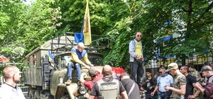 Дело 2 мая: выезд из здания перекрыли ЗИЛом, а заседание снова перенесли (обновлено)