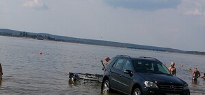 Владелец Мерседеса искупал его в речке рядом с детьми (фотофакт)
