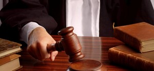 Нелюда, який  знущався над рідною донькою, позбавили батьківства (відео)