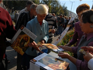 Люди выстраивались в очередь, чтобы купить первый том книжной коллекции. Фото с сайта Kp.ua.