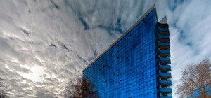 В ДНУ студенты получают дипломы без экзаменов и защиты работ