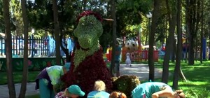 В парке Горького поселился крокодил Гена, которого опыляют по часам (видео)