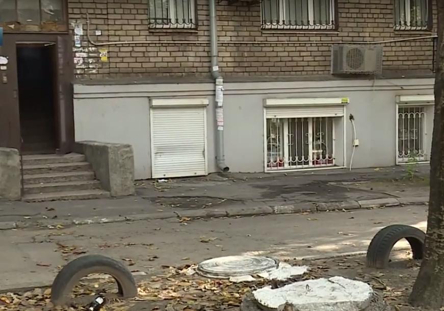 Новость - События - Жители запорожской пятиэтажки страдают от ужасного запаха из подвала